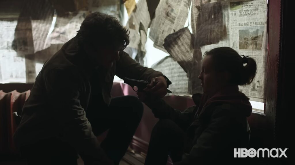 Joel apprend à Ellie à se servir d'un pistolet. // Source : HBO Joel apprend à Ellie à se servir d'un pistolet. // Source : HBO