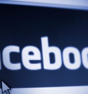 Parce qu'elle a envoyé des messages sur Facebook parlant de son avortement, une jeune fille mineure va être poursuivie // Source : Canva Parce qu'elle a envoyé des messages sur Facebook parlant de son avortement, une jeune fille mineure va être poursuivie // Source : Canva