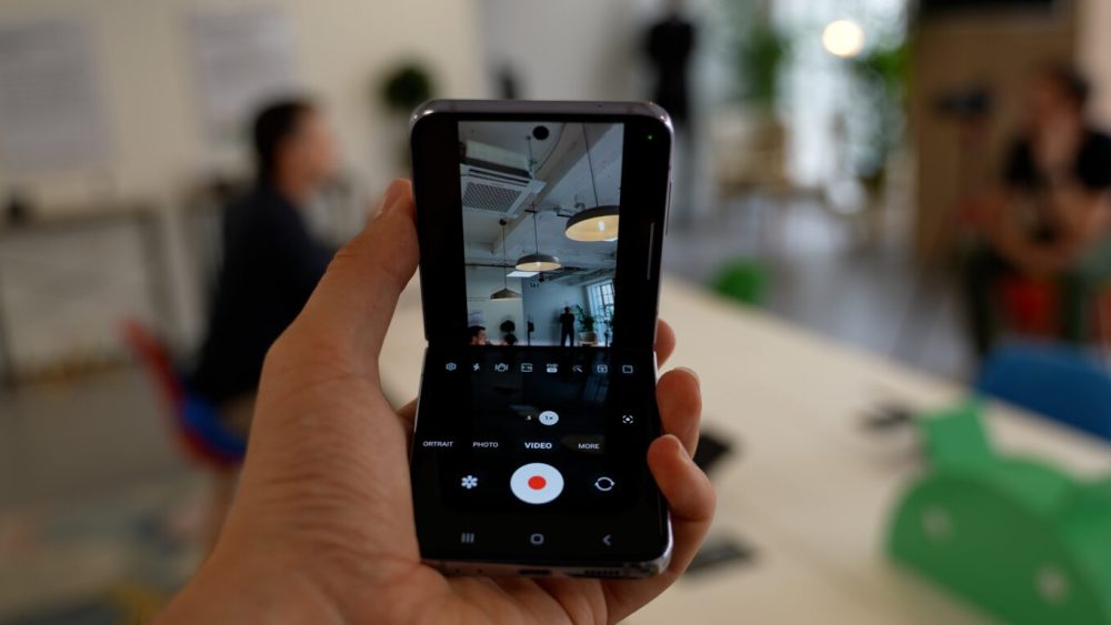 On peut plier son Z Flip 4 pour filmer sans avoir à tenir le smartphone. // Source : Arnaud Gelineau / Numerama On peut plier son Z Flip 4 pour filmer sans avoir à tenir le smartphone. // Source : Arnaud Gelineau / Numerama