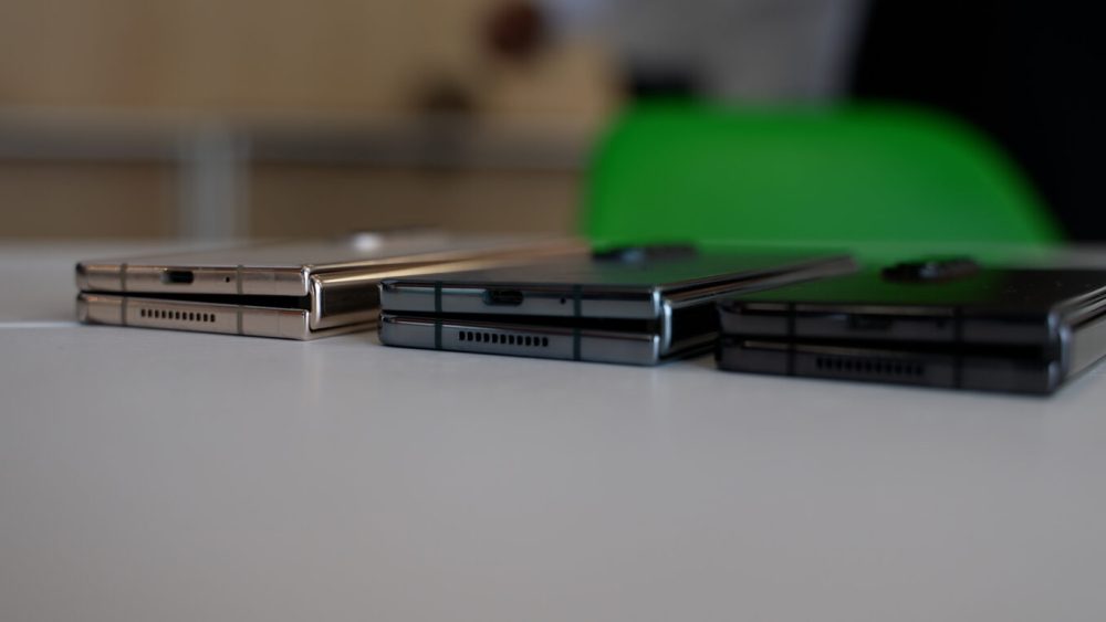 Le Galaxy Z Fold 4 est toujours aussi épais, mais il ne débloque pas d'emplacement pour le stylet. // Source : Arnaud Gelineau / Numerama Le Galaxy Z Fold 4 est toujours aussi épais, mais il ne débloque pas d'emplacement pour le stylet. // Source : Arnaud Gelineau / Numerama