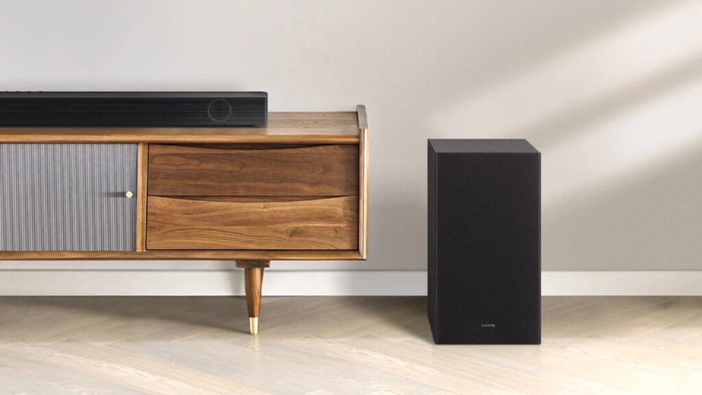 Barre de son Samsung HW-B550 et caisson de basses // Source : Samsung Barre de son Samsung HW-B550 et caisson de basses // Source : Samsung