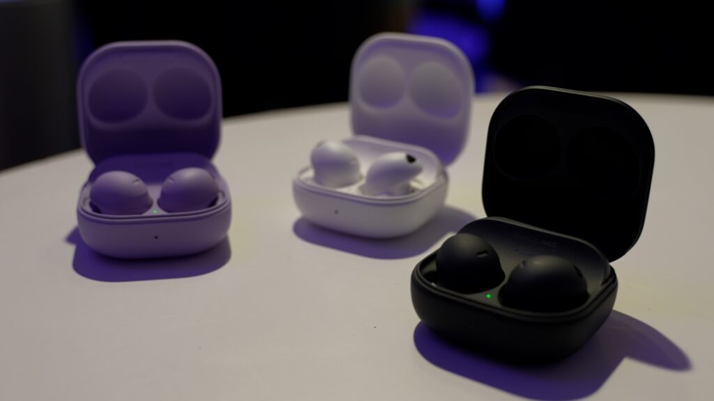 Les trois coloris des Galaxy Buds 2 Pro. // Source : Arnaud Gelineau / Numerama Les trois coloris des Galaxy Buds 2 Pro. // Source : Arnaud Gelineau / Numerama