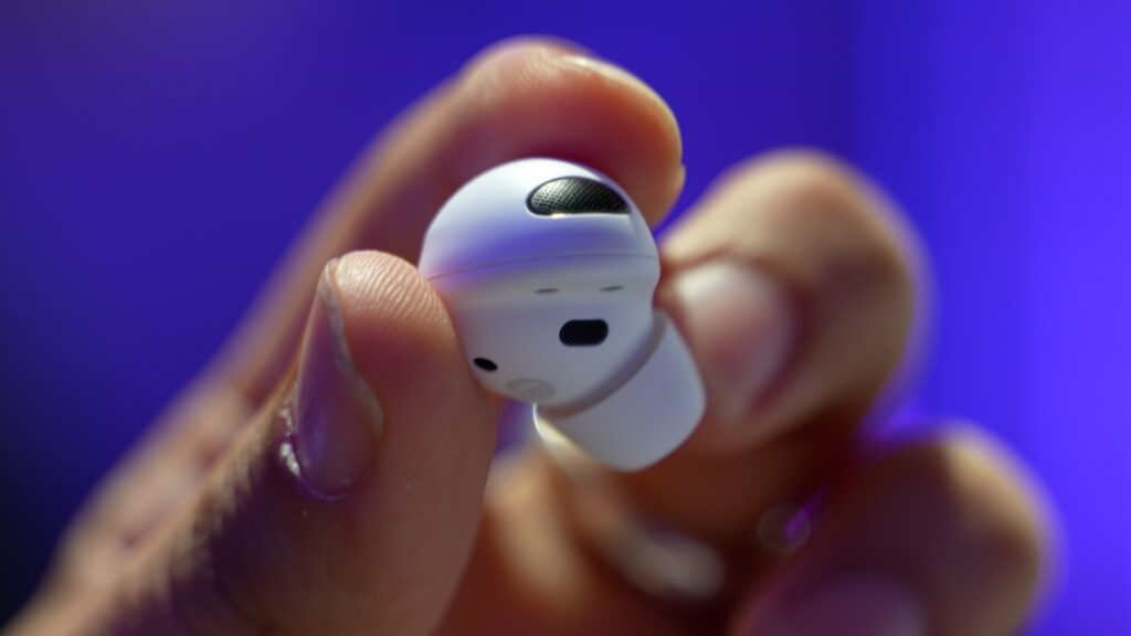 Un écouteur Galaxy Buds 2 Pro. // Source : Arnaud Gelineau / Numerama Un écouteur Galaxy Buds 2 Pro. // Source : Arnaud Gelineau / Numerama