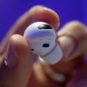 Un écouteur Galaxy Buds 2 Pro. // Source : Arnaud Gelineau / Numerama Un écouteur Galaxy Buds 2 Pro. // Source : Arnaud Gelineau / Numerama