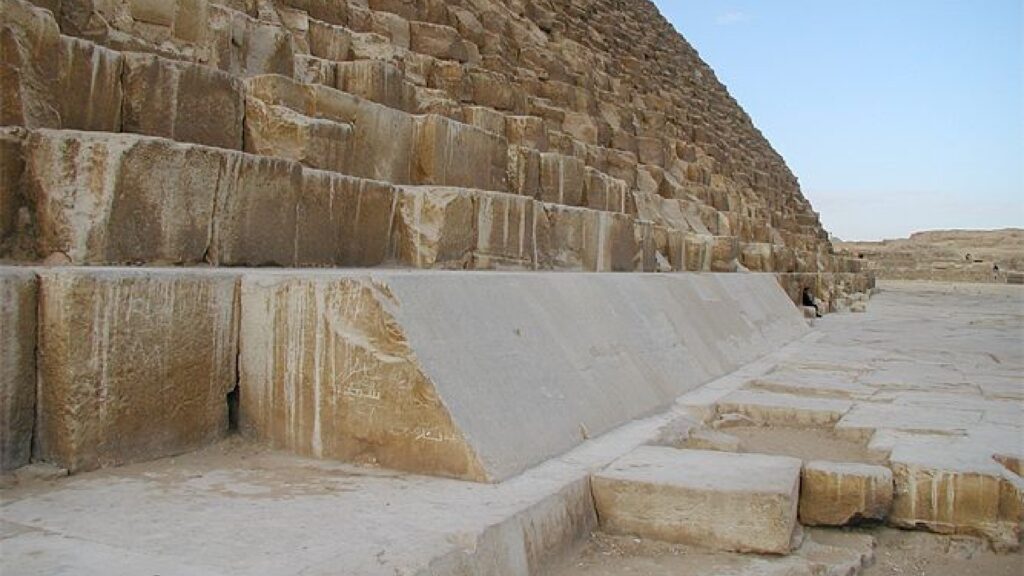 Au nord de la Grande Puramide. // Source : Jon Bodsworth / Wikimédias / Egyptian Archives Au nord de la Grande Puramide. // Source : Jon Bodsworth / Wikimédias / Egyptian Archives