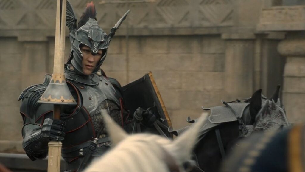 L'une des armures de Daemon dans le premier épisode de House of the Dragon // Source : HBO L'une des armures de Daemon dans le premier épisode de House of the Dragon // Source : HBO