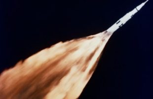 Saturn V quelques secondes après le décollage d'Apollo 6.  // Source : Nasa