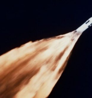 Saturn V quelques secondes après le décollage d'Apollo 6. // Source : Nasa Saturn V quelques secondes après le décollage d'Apollo 6. // Source : Nasa