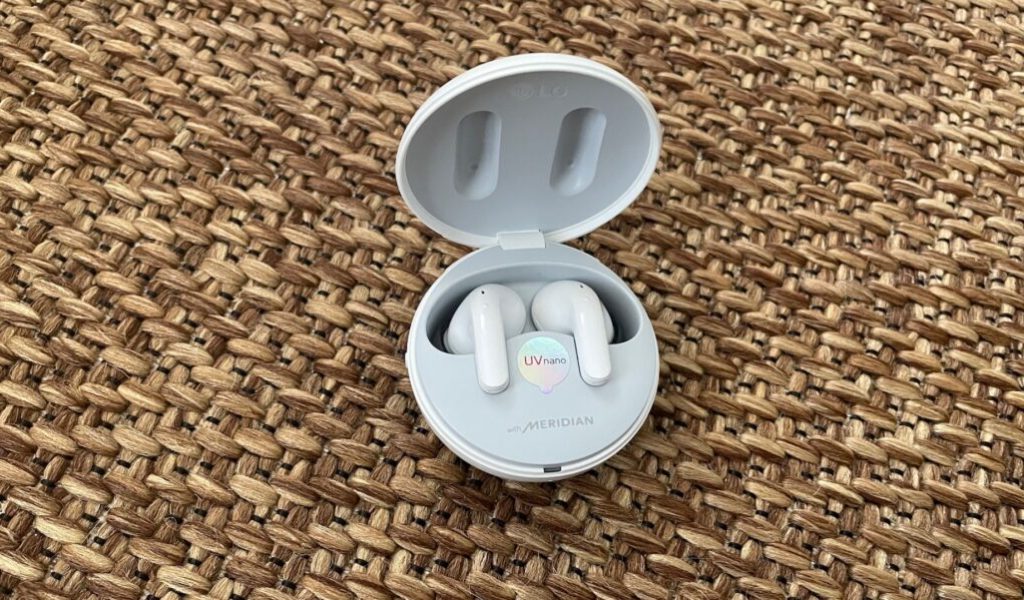 Les écouteurs LG Tone Free T90Q dans leur boîtier de recharge // Source : Maxime Claudel pour Numerama Les écouteurs LG Tone Free T90Q dans leur boîtier de recharge // Source : Maxime Claudel pour Numerama