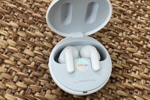 Les écouteurs LG Tone Free T90Q dans leur boîtier de recharge // Source : Maxime Claudel pour Numerama Les écouteurs LG Tone Free T90Q dans leur boîtier de recharge // Source : Maxime Claudel pour Numerama