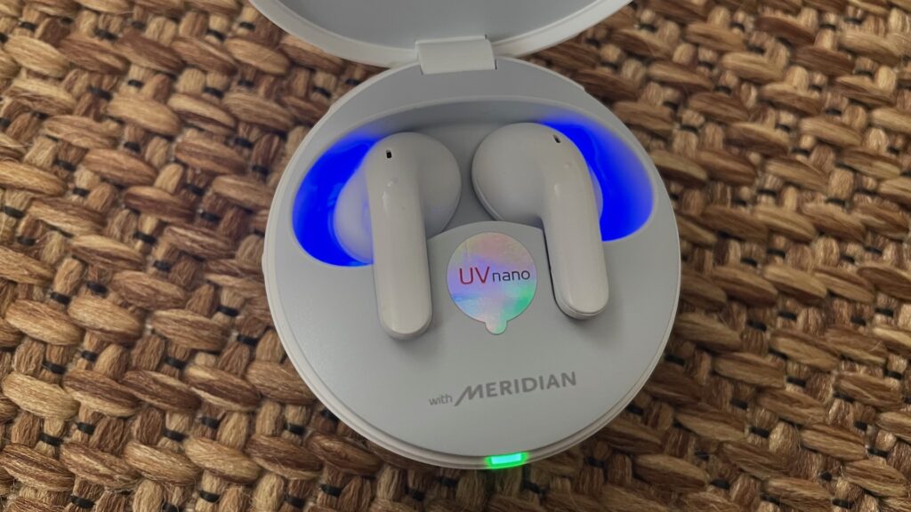 Le nettoyage par UV des écouteurs LG Tone Free T90Q // Source : Maxime Claudel pour Numerama