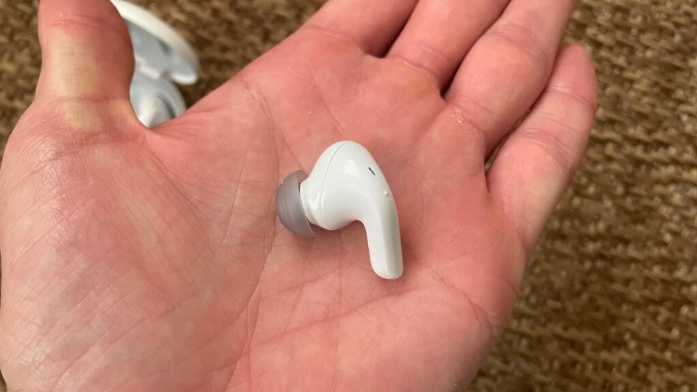 La petite zone tactile des écouteurs LG Tone Free T90Q // Source : Maxime Claudel pour Numerama La petite zone tactile des écouteurs LG Tone Free T90Q // Source : Maxime Claudel pour Numerama