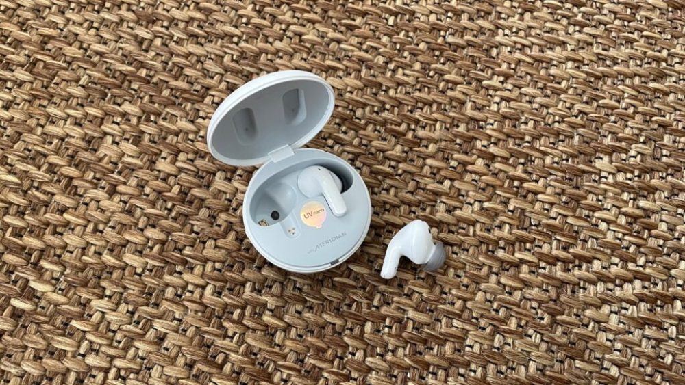 Les écouteurs LG Tone Free T90Q dans leur boîtier de recharge // Source : Maxime Claudel pour Numerama Les écouteurs LG Tone Free T90Q dans leur boîtier de recharge // Source : Maxime Claudel pour Numerama