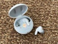 Les écouteurs LG Tone Free T90Q dans leur boîtier de recharge // Source : Maxime Claudel pour Numerama Les écouteurs LG Tone Free T90Q dans leur boîtier de recharge // Source : Maxime Claudel pour Numerama