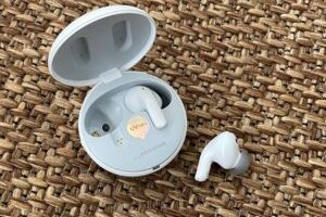 Les écouteurs LG Tone Free T90Q dans leur boîtier de recharge // Source : Maxime Claudel pour Numerama Les écouteurs LG Tone Free T90Q dans leur boîtier de recharge // Source : Maxime Claudel pour Numerama