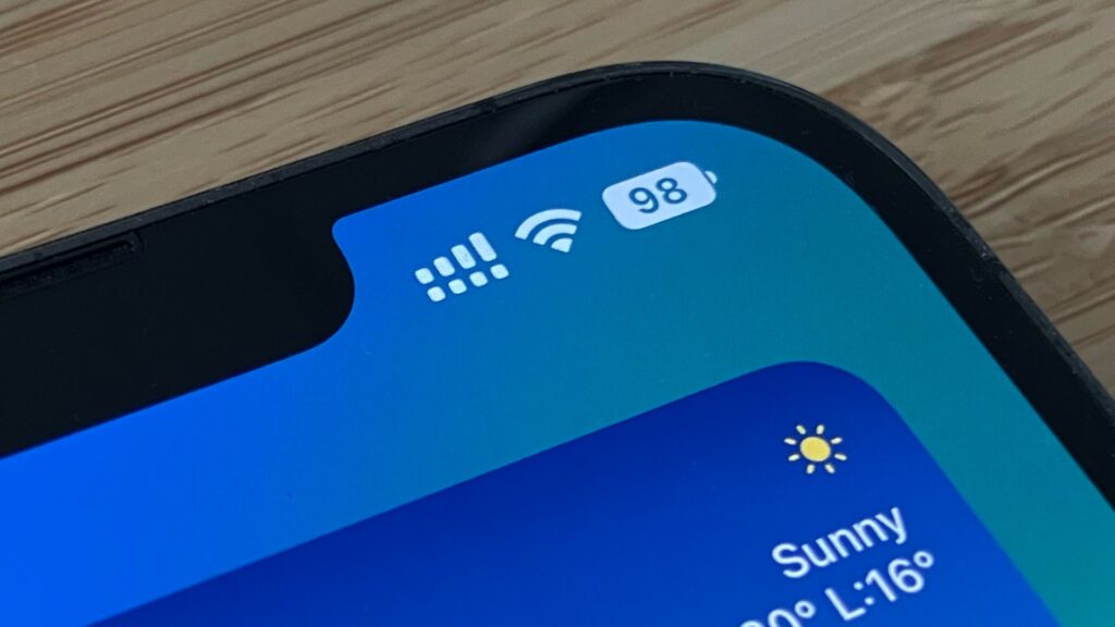 iOS 16 réintroduit le pourcentage de la batterie ! 😅 // Source : Numerama iOS 16 réintroduit le pourcentage de la batterie ! 😅 // Source : Numerama