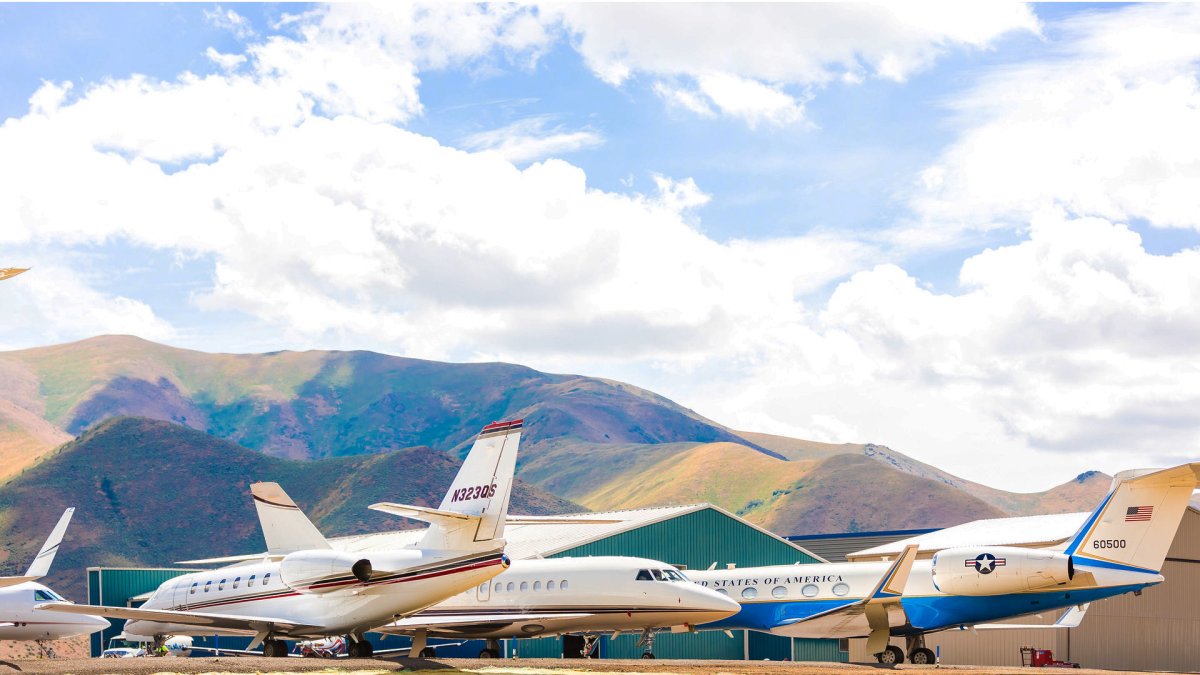 Des jets privés dans un aéroport. // Source : Flickr/CC/Thomas Hawk (photo recadrée) Des jets privés dans un aéroport. // Source : Flickr/CC/Thomas Hawk (photo recadrée)