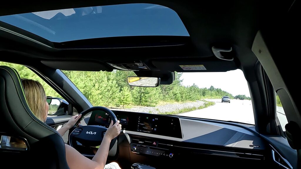 Au volant de la Kia EV6 GT // Source : Raphaelle Baut pour Numerama Au volant de la Kia EV6 GT // Source : Raphaelle Baut pour Numerama