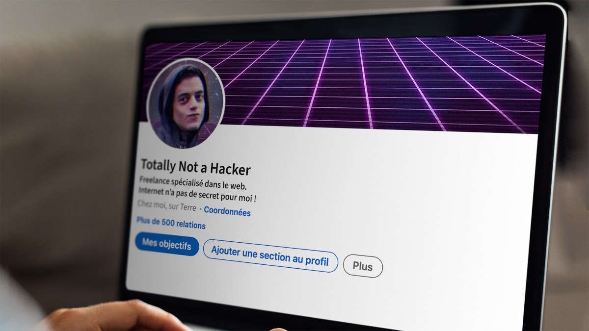 Un hacker très discret sur LinkedIn // Source : Montage Nino Barbey pour Numerama / Mockup rawpixel.com/www.freepik.com Un hacker très discret sur LinkedIn // Source : Montage Nino Barbey pour Numerama / Mockup rawpixel.com/www.freepik.com