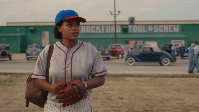 Chanté Adams incarne Max Chapman à la perfection dans A League Of Their Own // Source : Amazon Studios Chanté Adams incarne Max Chapman à la perfection dans A League Of Their Own // Source : Amazon Studios