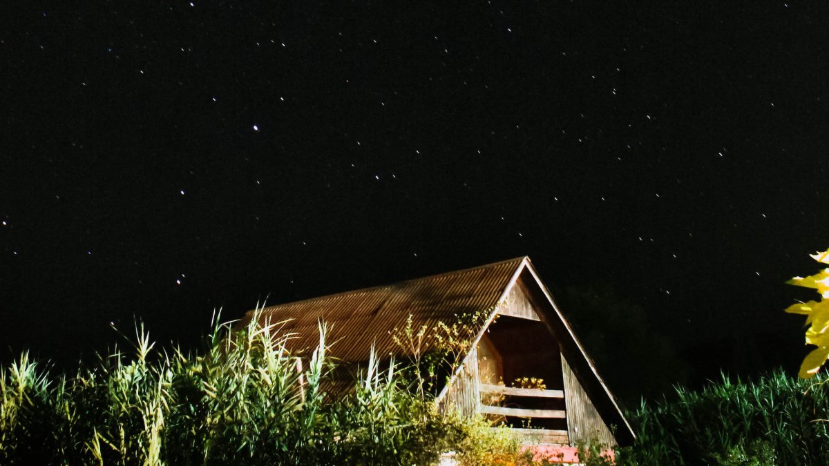 Ciel étoilé au-dessus d'une maison. // Source : Unsplash/Valentina Dominguez (photo recadrée) Ciel étoilé au-dessus d'une maison. // Source : Unsplash/Valentina Dominguez (photo recadrée)