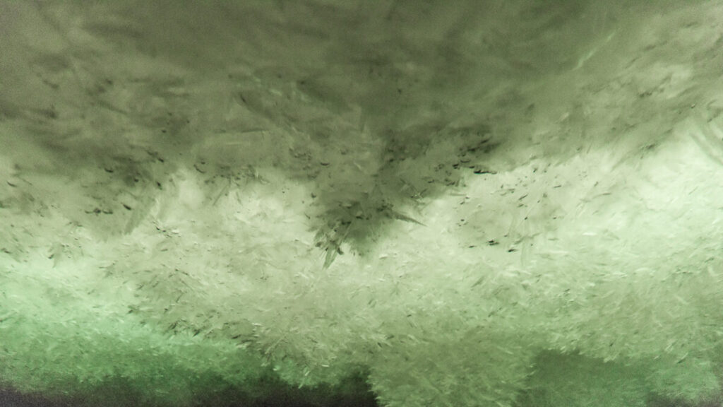 Formation de glace, semblable à de la neige sous-marine. // Source : Helen Glazer (image recadrée) Formation de glace, semblable à de la neige sous-marine. // Source : Helen Glazer (image recadrée)