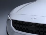 Polestar 2 et son logo // Source : Polestar Polestar 2 et son logo // Source : Polestar