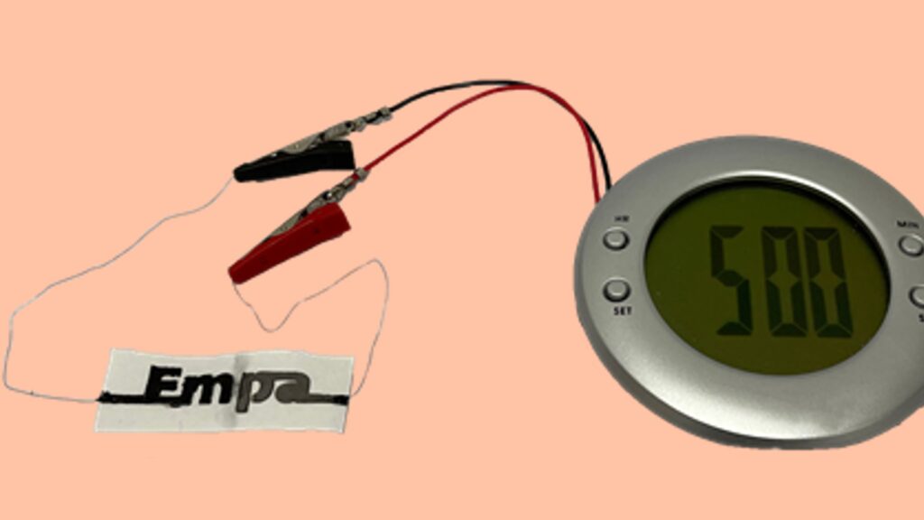 La batterie développée par cette équipe de recherche est basée sur du papier et de l'encre. // Source : Empa