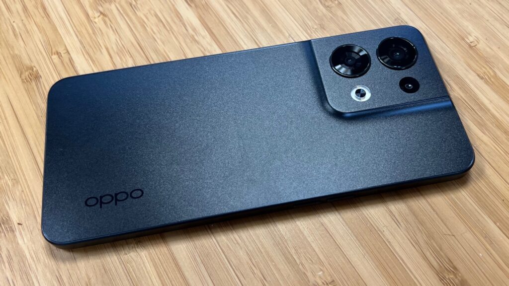 Le dos du Oppo Reno 8 est vraiment réussi. // Source : Numerama Le dos du Oppo Reno 8 est vraiment réussi. // Source : Numerama