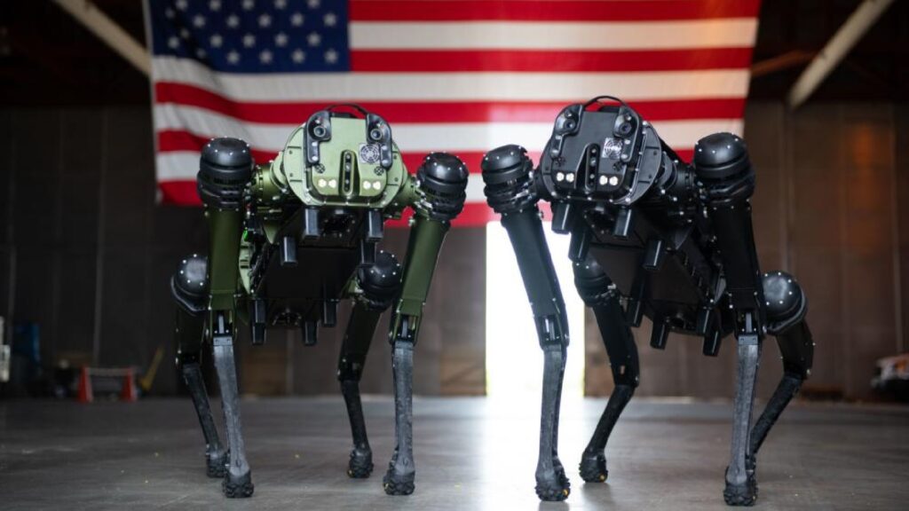 Les deux chiens robots mobilisés durant la démonstration. // Source : Senior Airman Samuel Becker Les deux chiens robots mobilisés durant la démonstration. // Source : Senior Airman Samuel Becker