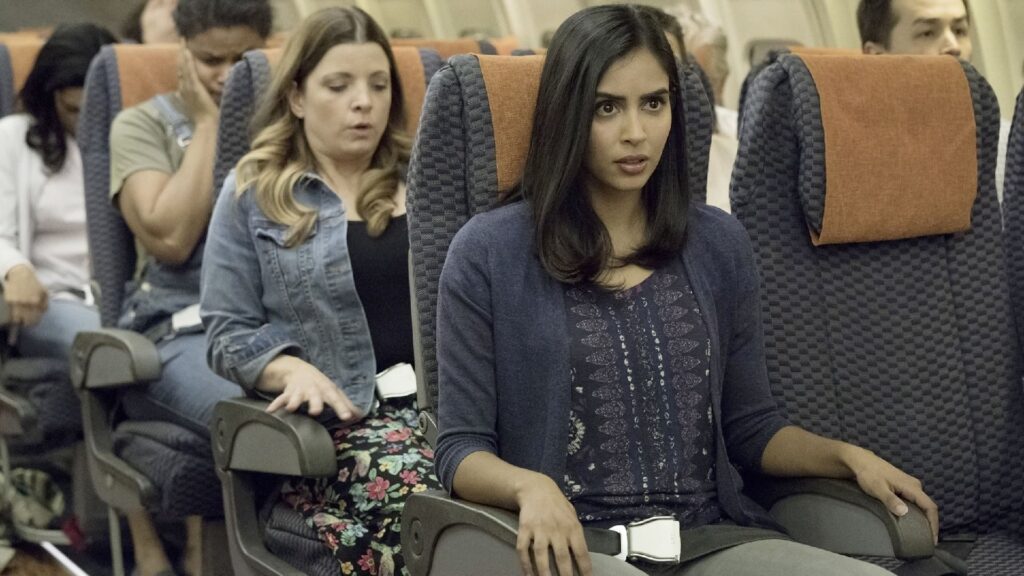 Saanvi, à bord du vol 828, dans Manifest. // Source : NBC/Netflix Saanvi, à bord du vol 828, dans Manifest. // Source : NBC/Netflix
