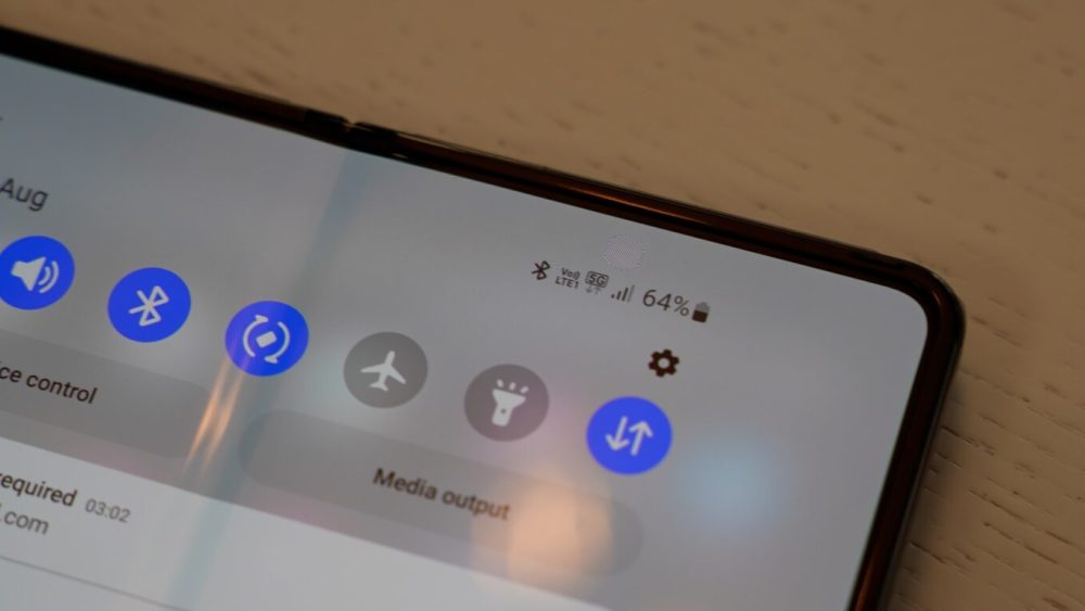 La caméra sous l'écran du Galaxy Z Fold 4 est plus discrète que celle du Z Fold 3. // Source : Arnaud Gelineau / Numerama La caméra sous l'écran du Galaxy Z Fold 4 est plus discrète que celle du Z Fold 3. // Source : Arnaud Gelineau / Numerama