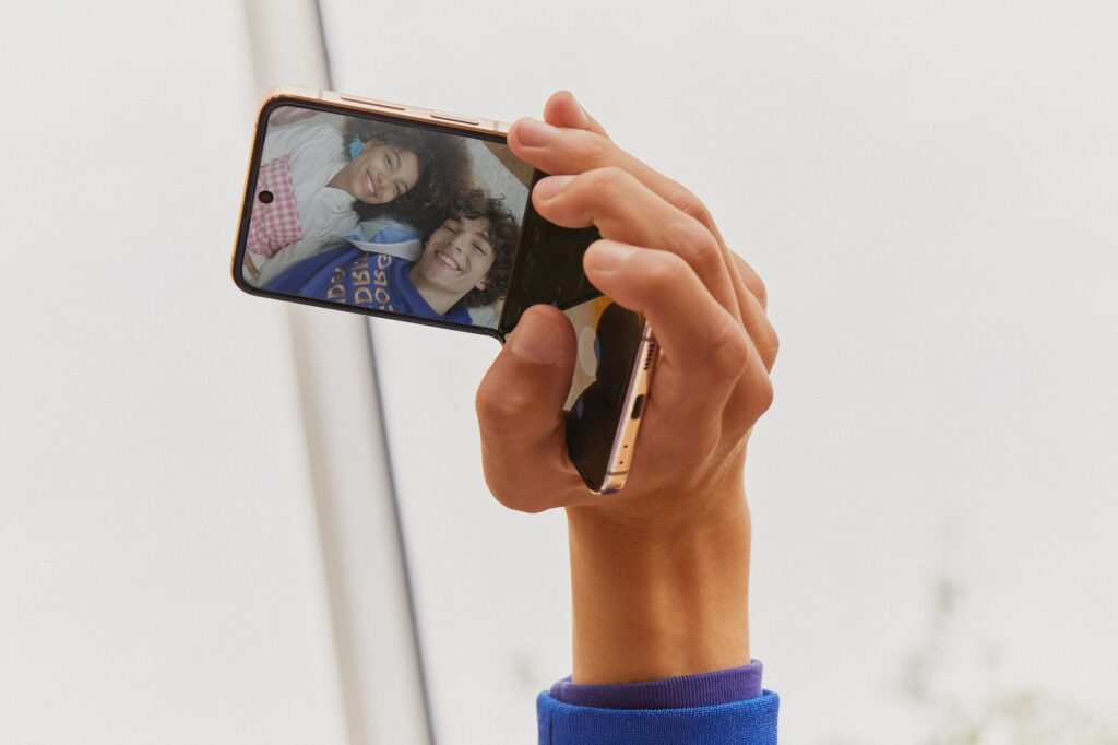 Le Samsung Galaxy Z Flip4 plié dans une main. // Source : Samsung Le Samsung Galaxy Z Flip4 plié dans une main. // Source : Samsung