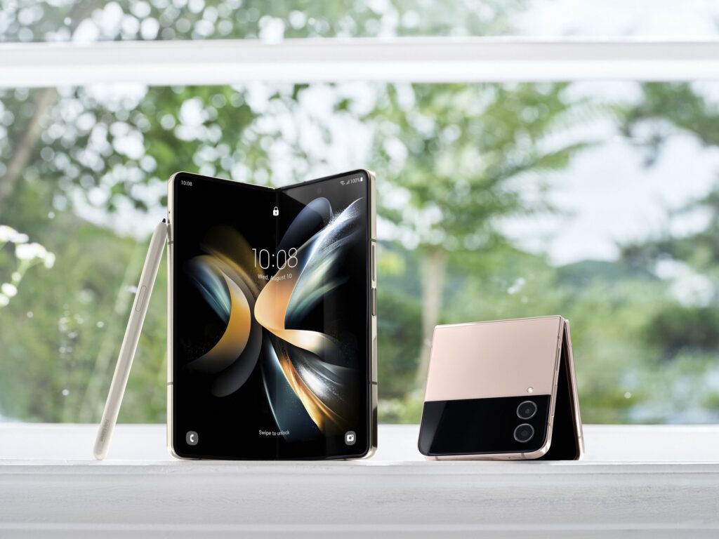 Le Samsung Galaxy Z Fold 4 avec son stylet (vendu séparément), à gauche, et le Galaxy Z Flip 4 à droite. Le Samsung Galaxy Z Fold 4 avec son stylet (vendu séparément), à gauche, et le Galaxy Z Flip 4 à droite.