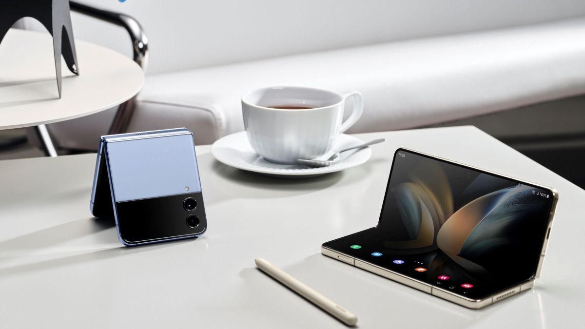 Les Samsung Galaxy Z Flip 4 (à gauche) et Galaxy Fold 4 (à droite). Les Samsung Galaxy Z Flip 4 (à gauche) et Galaxy Fold 4 (à droite).