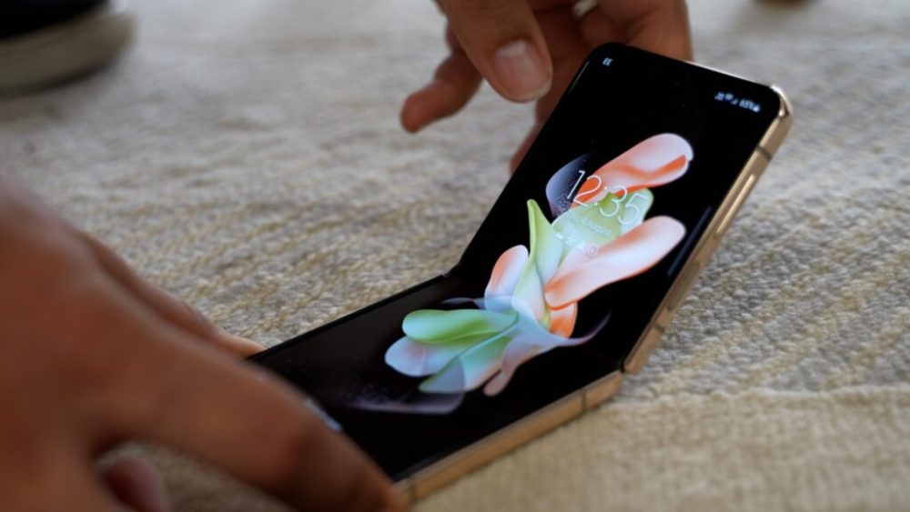 Le Galaxy Z Flip 4 de Samsung. // Source : Arnaud Gelineau / Numerama Le Galaxy Z Flip 4 de Samsung. // Source : Arnaud Gelineau / Numerama