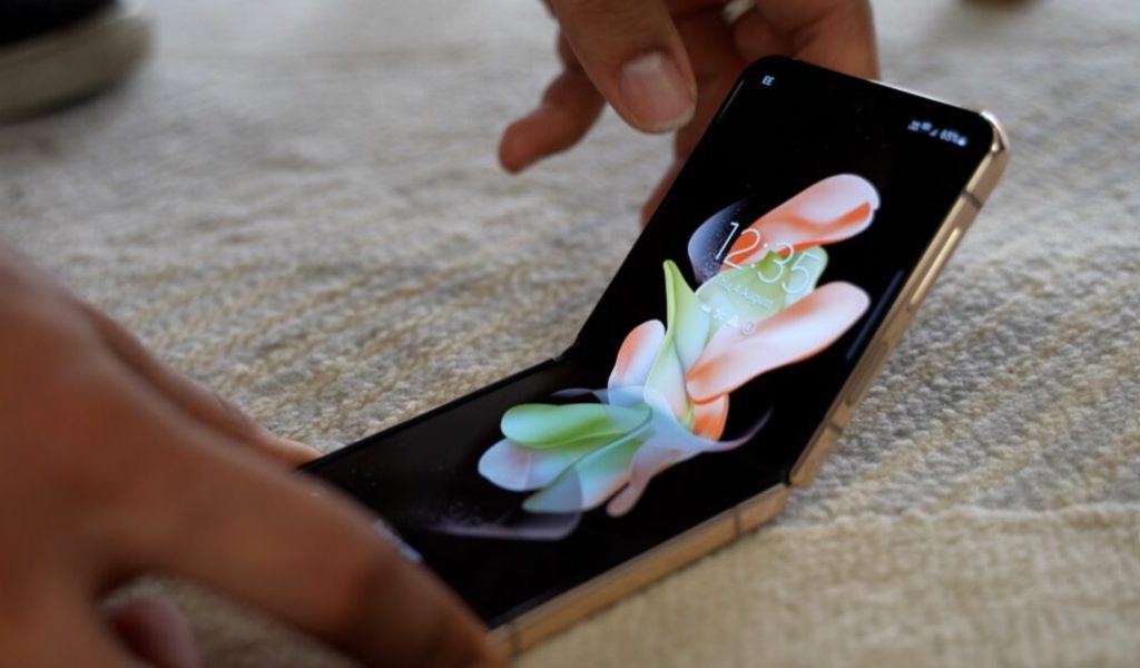 Le Galaxy Z Flip 4 de Samsung. // Source : Arnaud Gelineau / Numerama Le Galaxy Z Flip 4 de Samsung. // Source : Arnaud Gelineau / Numerama