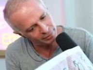 Samuel Etienne lit le journal Libération pendant sa revue de presse // Source : Twitter/Samuel Etienne