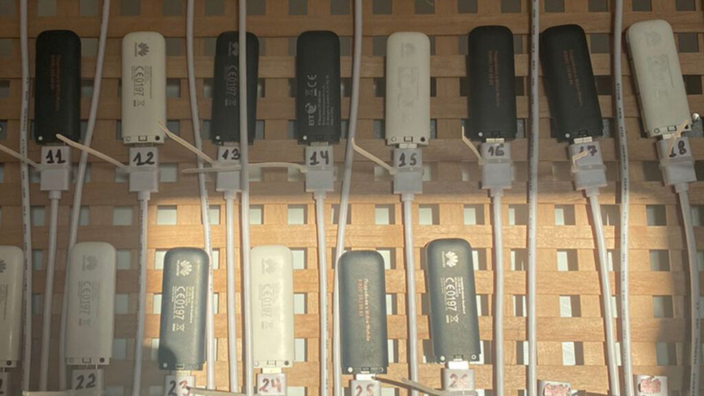 Des clés USB Wifi, probablement pour se servir d'une adresse IP. // Source : SSU Des clés USB Wifi, probablement pour se servir d'une adresse IP. // Source : SSU