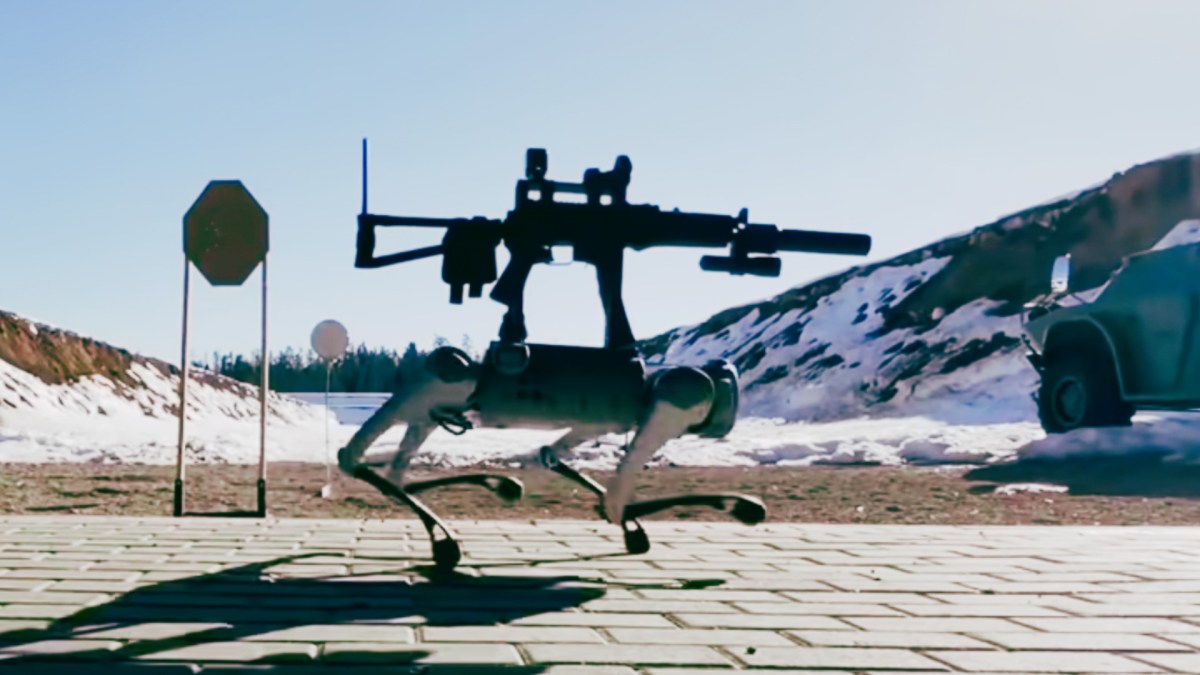 Un robot Unitree transformé en arme de guerre. // Source : Alexander Atamanov / YouTube Un robot Unitree transformé en arme de guerre. // Source : Alexander Atamanov / YouTube