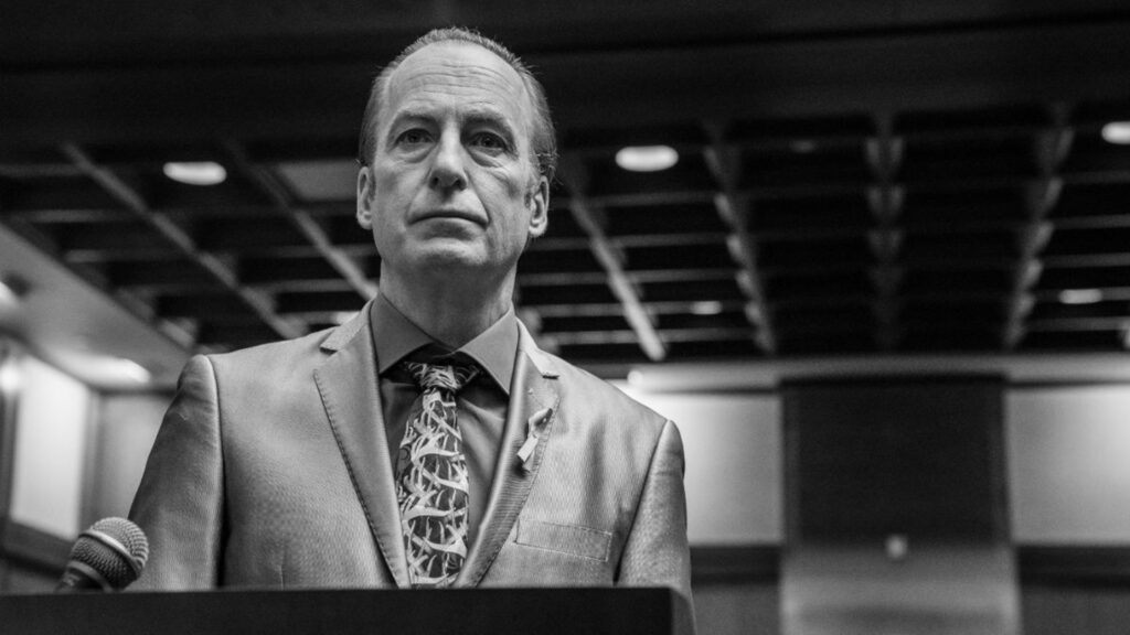 Saul Goodman, lors de son procès. Quelques minutes plus tard, il abandonnera son personnage. // Source : AMC / Twitter Saul Goodman, lors de son procès. Quelques minutes plus tard, il abandonnera son personnage. // Source : AMC / Twitter