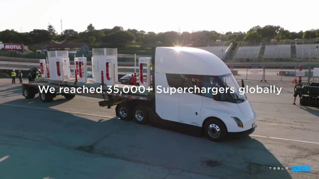 Tesla Semi utilisé pour installer les superchargeurs // Source : Capture du live Tesla Tesla Semi utilisé pour installer les superchargeurs // Source : Capture du live Tesla