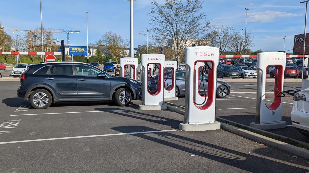 Kia en recharge au superchargeur // Source : Raphaelle Baut pour Numerama Kia en recharge au superchargeur // Source : Raphaelle Baut pour Numerama