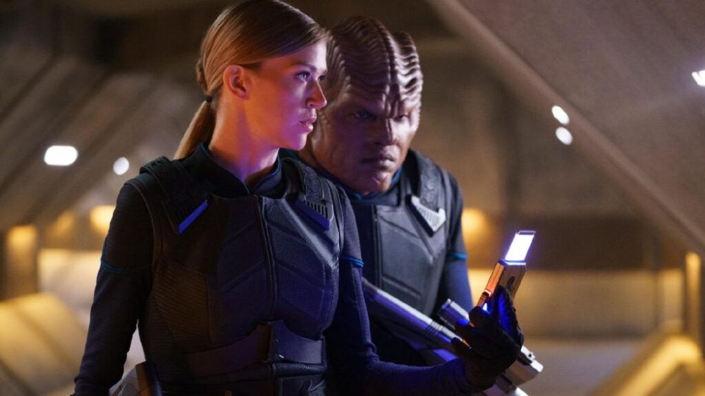 Kelly (Adrianne Palicki) et Bortus (Peter Macon) dans la saison 3 de The Orville. // Source : Hulu/Disney+ Kelly (Adrianne Palicki) et Bortus (Peter Macon) dans la saison 3 de The Orville. // Source : Hulu/Disney+