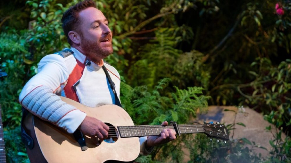 Le lieutenant Malloy (Scott Grimes) durant l'un de ses instants musicaux dans The Orville. // Source : Disney+/Hulu Le lieutenant Malloy (Scott Grimes) durant l'un de ses instants musicaux dans The Orville. // Source : Disney+/Hulu