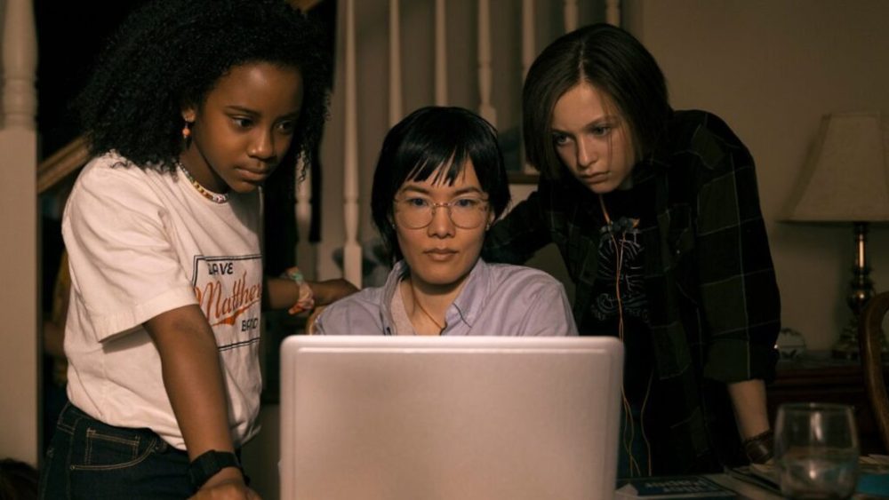 Tiff et Mac en train d'enquêter en 2019, avec une Erin plus âgée, bien loin de 1988. // Source : Prime Video Tiff et Mac en train d'enquêter en 2019, avec une Erin plus âgée, bien loin de 1988. // Source : Prime Video