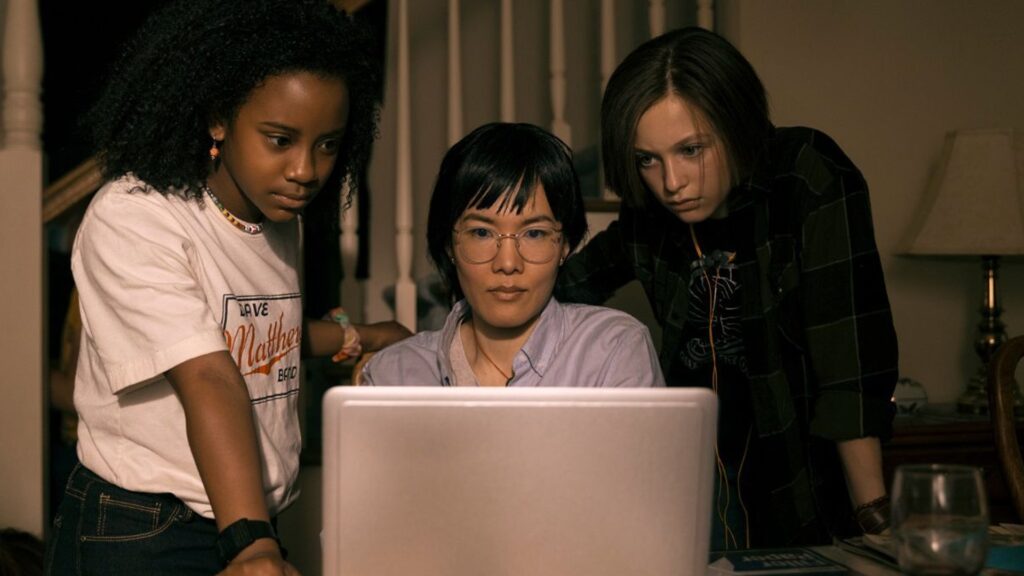 Tiff et Mac en train d'enquêter en 2019, avec une Erin plus âgée, bien loin de 1988. // Source : Prime Video Tiff et Mac en train d'enquêter en 2019, avec une Erin plus âgée, bien loin de 1988. // Source : Prime Video