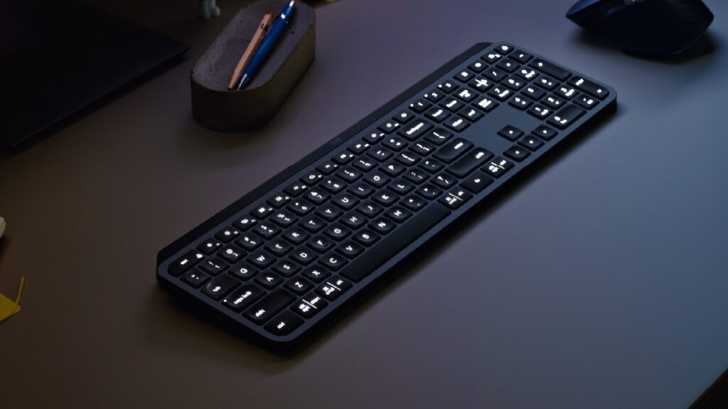 Le Logitech MX Keys Plus est rétroéclairé // Source : Logitech Le Logitech MX Keys Plus est rétroéclairé // Source : Logitech