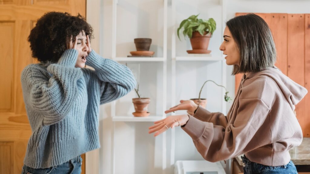 Une altercation bardée d'insultes peut laisser plus de trace à court terme que des remarques positives. // Source : Pexels Une altercation bardée d'insultes peut laisser plus de trace à court terme que des remarques positives. // Source : Pexels