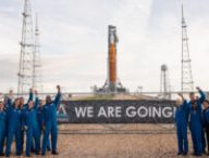 Des astronautes devant le SLS. // Source : Flickr/CC/NASA/Kim Shiflett (photo recadrée)